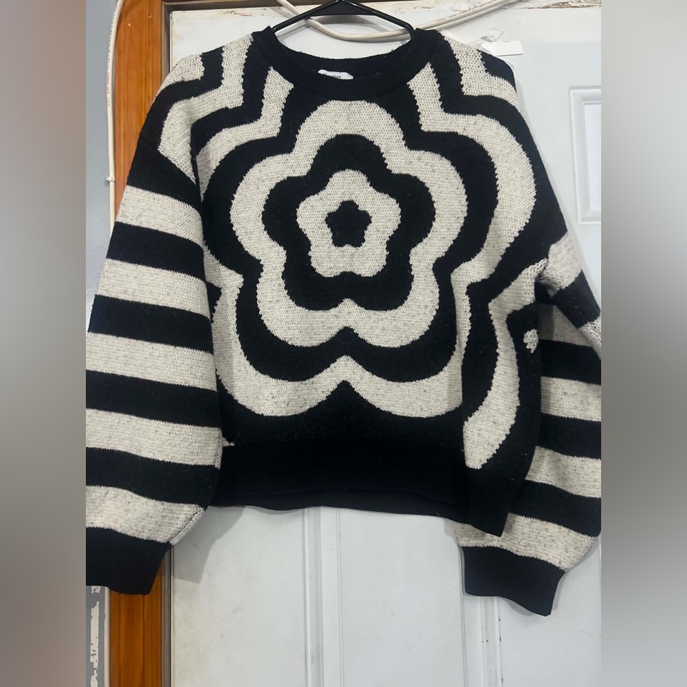 Paris Atelier & Other Stories Black and Cream Floral Crewneck Fisherman Sweater